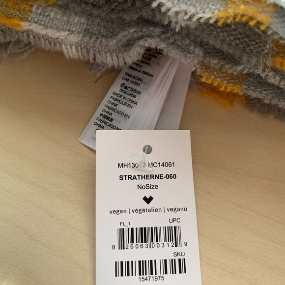 Brand New Scarf - Picture 4 of 4